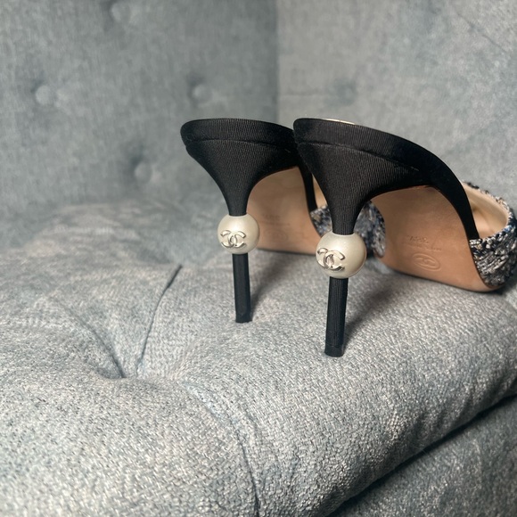 CHANEL Black/Blue Tweed & Grosgrain pointed toe CC Pearl heel Mule - Picture 5 of 14